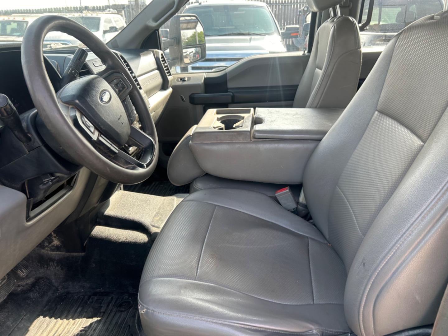 2019 White Ford F-250 SD Lariat Crew Cab Long Bed 2WD (1FT7W2A60KE) with an 6.2L V8 OHV 16V engine, 6A transmission, located at 1687 Business 35 S, New Braunfels, TX, 78130, (830) 625-7159, 29.655487, -98.051491 - Photo#5